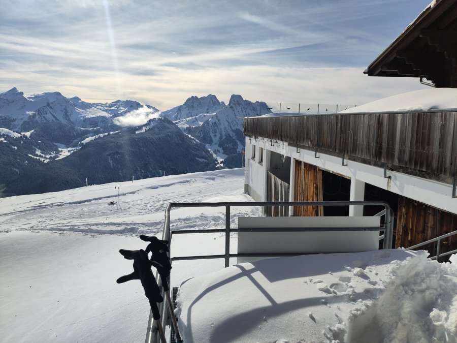Sonne und Schnee im Aufstieg zum Rellerli