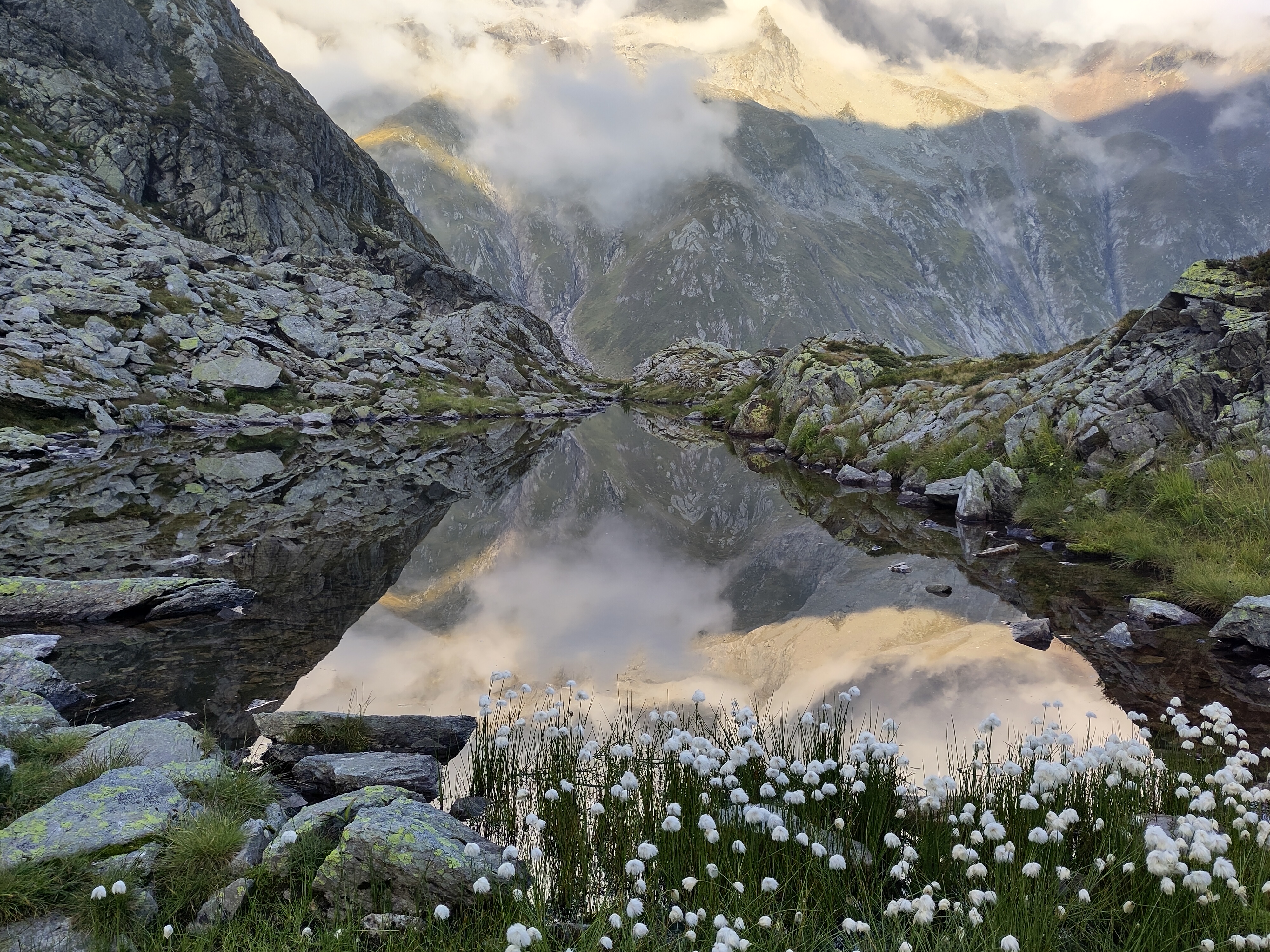 Ausblick mit Schattenbergen